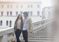 Улыбающаяся пара спускается по лестнице в Венеции — стоковое фото
