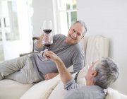 Ältere kaukasische Männer beim Anstoßen auf Weingläser — Stockfoto
