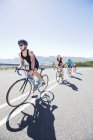 Велосипедистів в гонці на сільській дорозі — стокове фото
