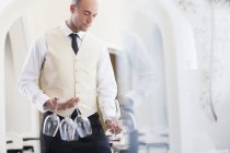 Kellner trägt Weingläser in Restaurant — Stockfoto