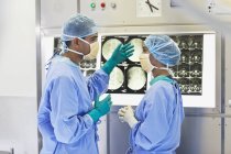 Chirurgen untersuchen gemeinsam Röntgenbilder im Krankenhaus — Stockfoto