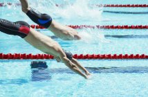 Schwimmer springen ins Pool-Wasser — Stockfoto