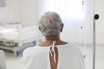 Paziente anziano che indossa un abito in camera d'ospedale — Foto stock