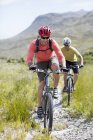 Uomini mountain bike sul sentiero sterrato insieme — Foto stock