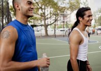 Homens rindo na quadra de basquete — Fotografia de Stock