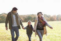 Glückliche Familie, die zusammen im Freien spazieren geht — Stockfoto