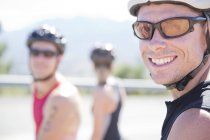 Ciclista sorrindo na estrada rural — Fotografia de Stock
