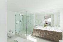 Banheiro moderno dentro de casa durante o dia — Fotografia de Stock