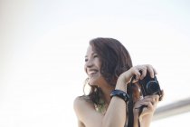 Sorrindo mulher tirando fotos ao ar livre — Fotografia de Stock