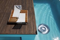 Стільці для відпочинку на палубі в розкішному басейні — стокове фото