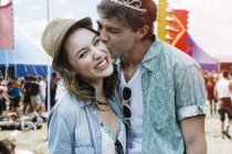 Couple kissing at music festival — Stock Photo