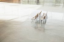 Стулья в ряд в пустом вестибюле — стоковое фото