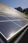 Cierre de paneles solares al aire libre - foto de stock