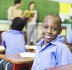 Africano americano studente sorridente in classe — Foto stock