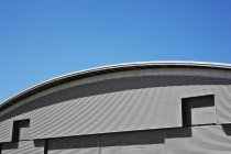 Кривая крыша и голубое небо — стоковое фото
