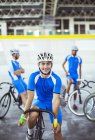 Портрет велосипедиста на велодроме — стоковое фото