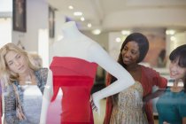 Frauen kaufen gemeinsam in Bekleidungsgeschäft ein — Stockfoto