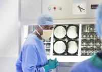 Хирург осматривает рентген в операционной — стоковое фото