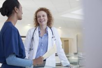 Arzt und Krankenschwester reden im Krankenhausflur — Stockfoto