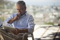 Älterer Mann nutzt Tablet-Computer im Freien — Stockfoto