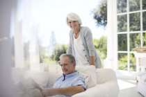 Seniorenkaukasisches Paar entspannt sich auf Terrassensofa — Stockfoto