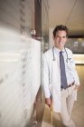 Портрет усміхненого лікаря в лікарні — стокове фото