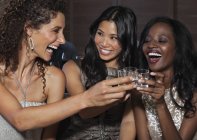 Jóvenes atractivas mujeres brindis entre sí en la fiesta - foto de stock
