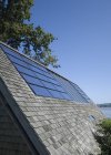 Крупним планом сонячних панелей в даху — стокове фото