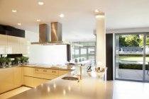 Balcões e fogão na cozinha moderna — Fotografia de Stock