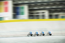 Bahnrad-Mannschaftsrennen im Velodrom — Stockfoto