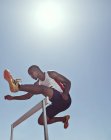 Leichtathletin nimmt Hürde — Stockfoto