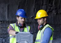 Trabajadores que utilizan ordenador portátil en túnel - foto de stock