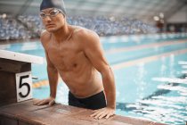 Schwimmerin steigt aus Becken — Stockfoto