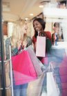 Donne che trasportano borse della spesa in negozio — Foto stock