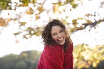 Sorrindo mulher de pé ao ar livre — Fotografia de Stock
