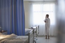 Patient im Mantel telefoniert im Krankenhauszimmer — Stockfoto