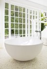 Vasca da bagno in bagno moderno — Foto stock