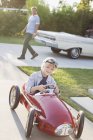 Sorridente ragazzo giocare in go cart — Foto stock