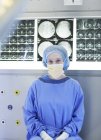 Chirurgien assis avec des rayons X à l'hôpital moderne — Photo de stock