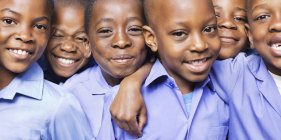 Estudiantes afroamericanos sonriendo juntos - foto de stock