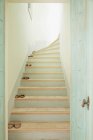 Chinelos forro escadas dentro de casa — Fotografia de Stock