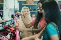 Mujeres comprando juntas en tienda de ropa - foto de stock