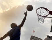 Homme jouant au basket sur le terrain — Photo de stock