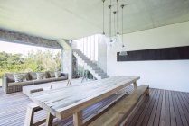 Esstisch und Sofa im modernen Haus — Stockfoto