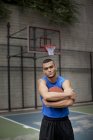 Людина стоїть на баскетбольному майданчику — стокове фото