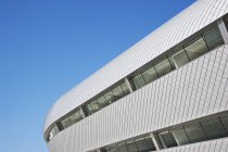 Edificio moderno e cielo blu — Foto stock