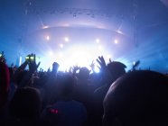 Silhouette della folla di fronte al palco al festival musicale — Foto stock