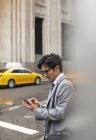 Geschäftsmann nutzt Tablet-Computer auf der Straße — Stockfoto