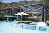 Moderne Hausfassade und Schwimmbad — Stockfoto