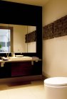Зеркало и раковина в современной ванной комнате — стоковое фото